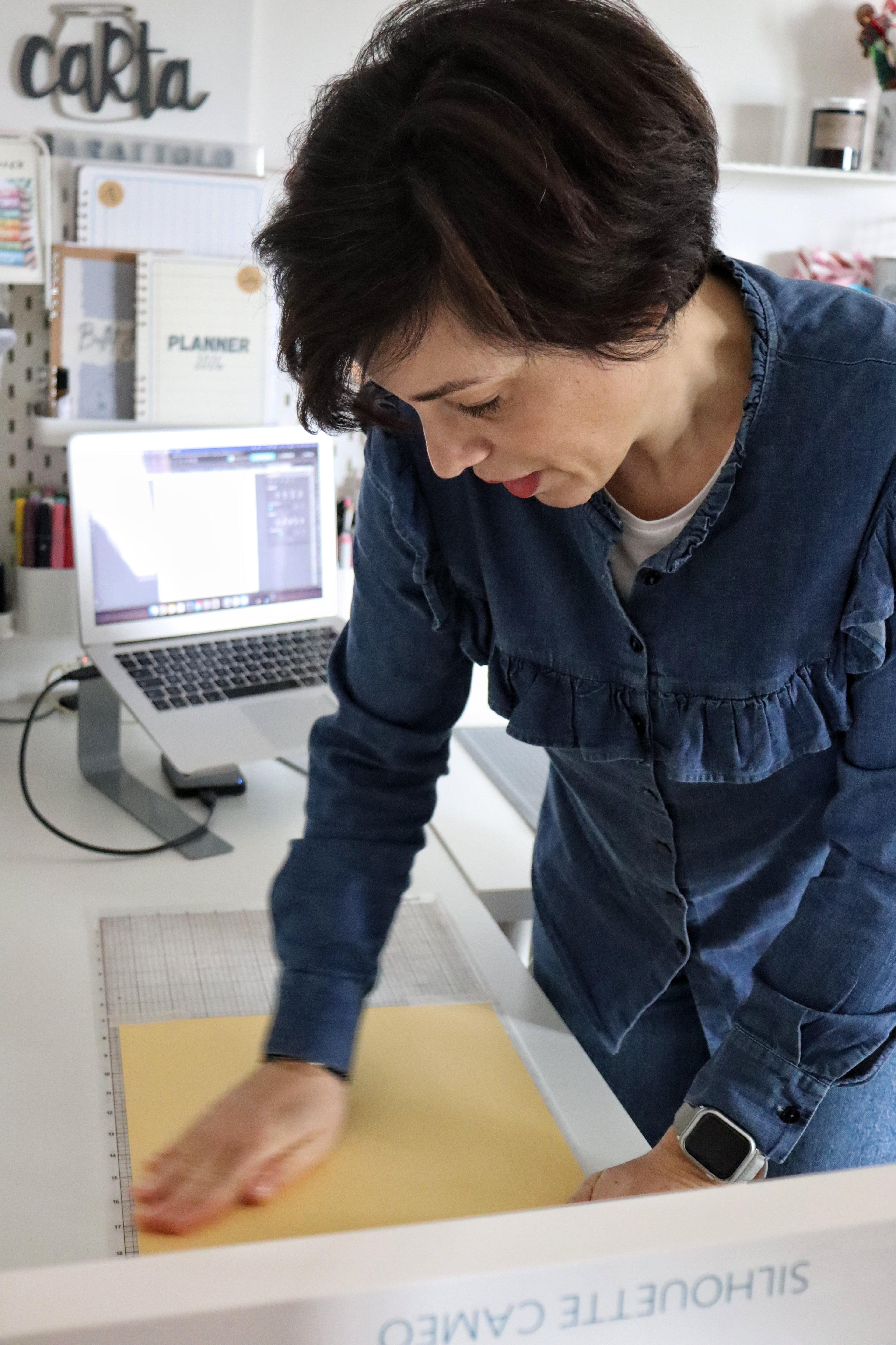 Artigiana cerimonie personalizzate al lavoro nel laboratorio di Carta in Barattolo