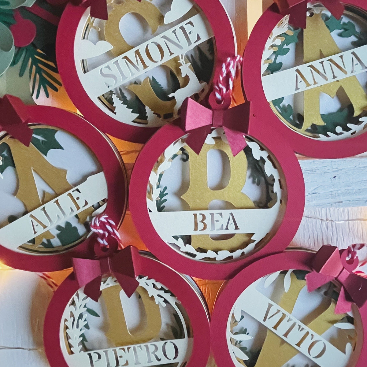 Palline di Natale personalizzate in carta con i nomi, fatte a mano