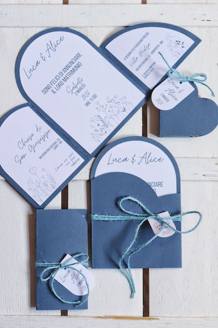 Partecipazioni di matrimonio blu a forma di arco con cuore e nastro azzurro