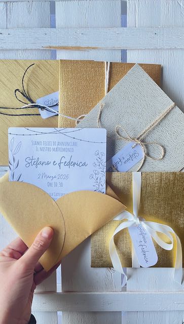 Partecipazioni di matrimonio in carta oro e argento con busta, nastro e tag personalizzato