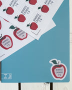 Etichetta scuola mela applicata su quaderno, nome e classe personalizzati