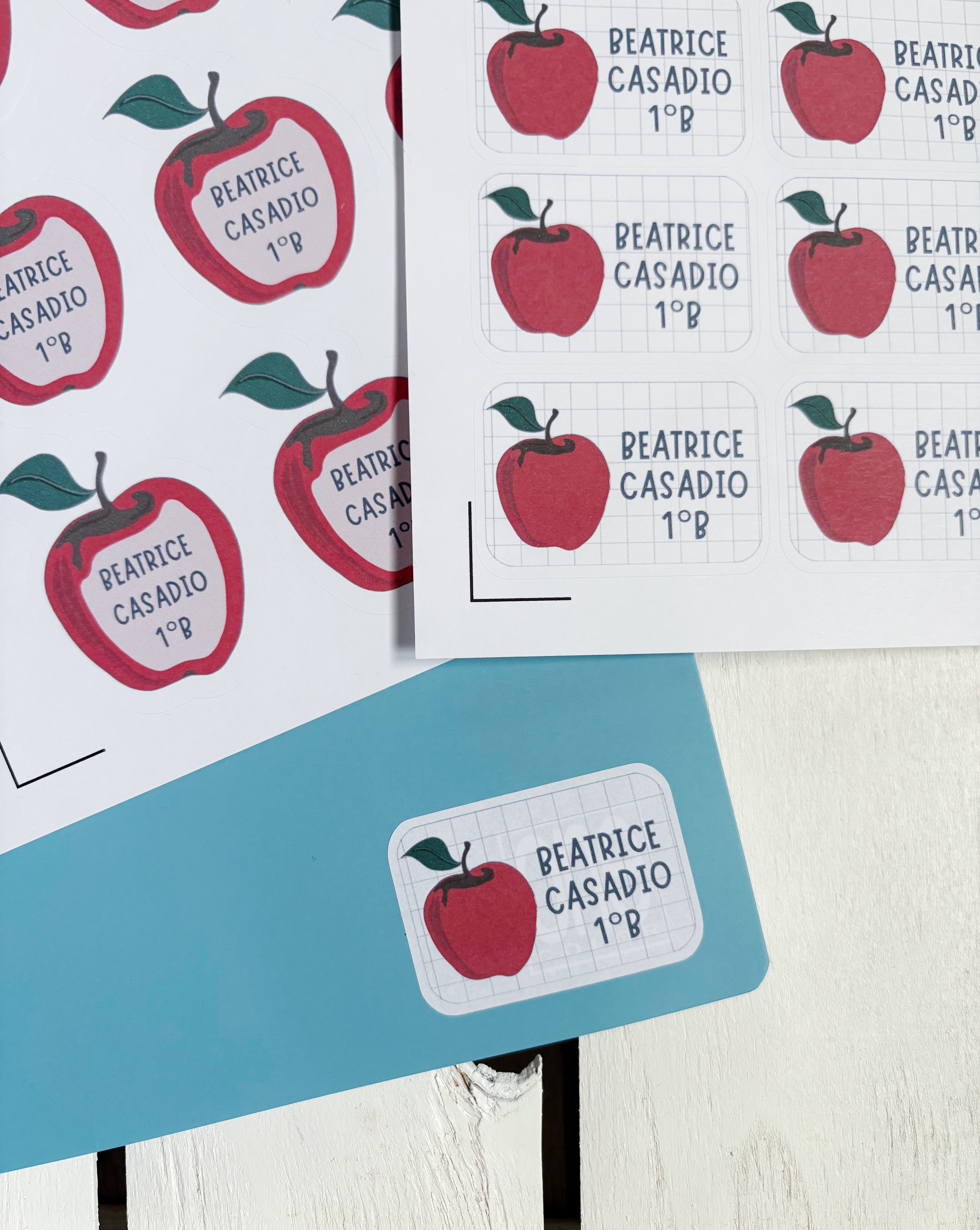 Etichetta scuola mela rettangolare applicata su quaderno, nome e classe personalizzati