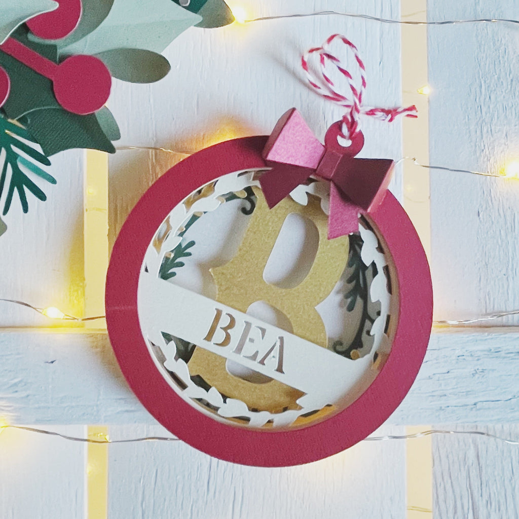 Pallina natalizia personalizzata con iniziale e nome in carta fatta a mano