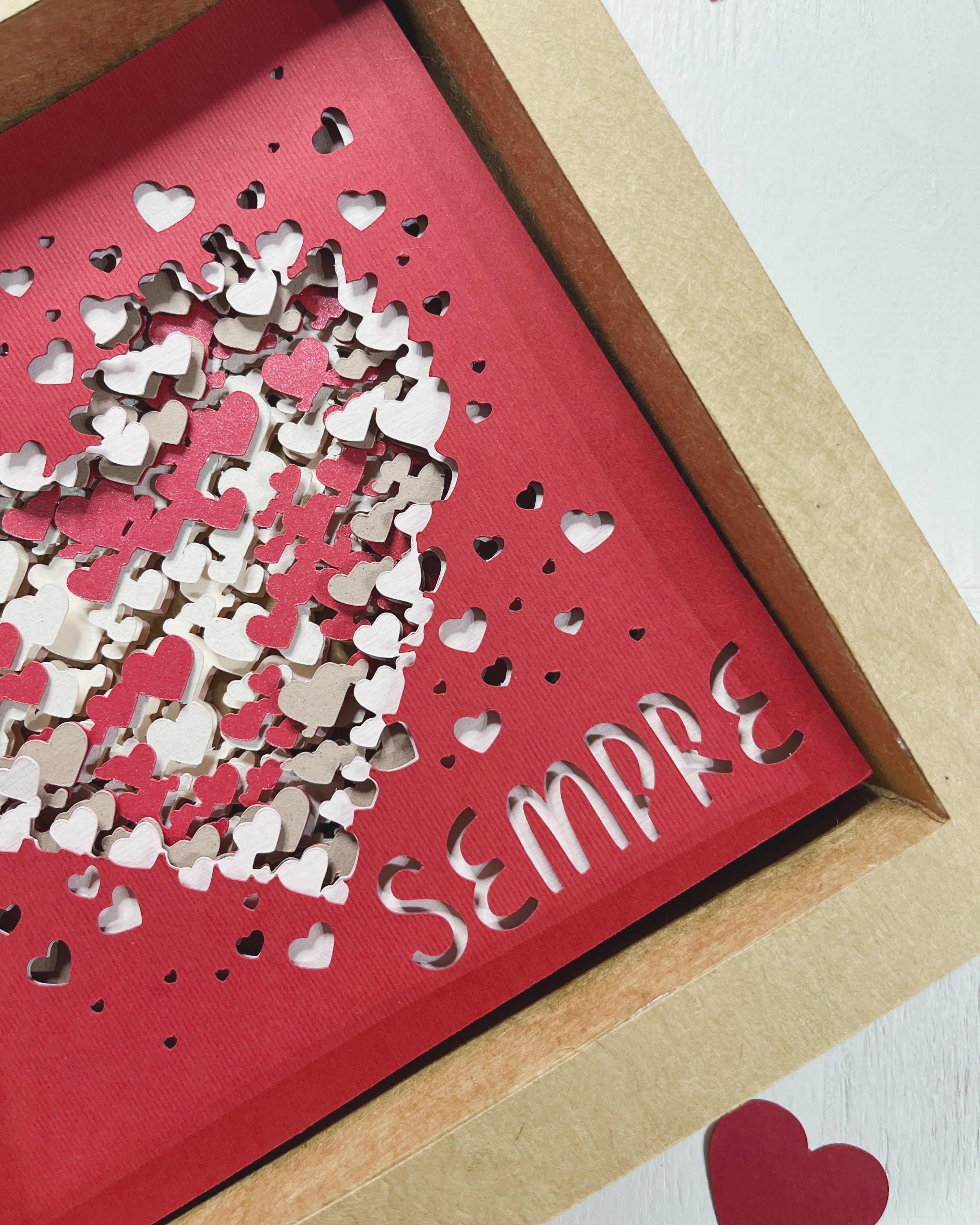 quadro in carta 3D con cuori traforati e scritta sempre arte tridimensionale